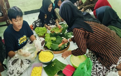 Lomba Menghias Tumpeng Peringatan HUT ke-30 SMP Negeri 4 Sewon