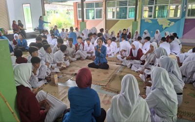 SMP NEGERI 4 SEWON GANDENG STIKES AKBIDYO SOSIALISASI KESEHATAN REPRODUKSI BAGI MURID